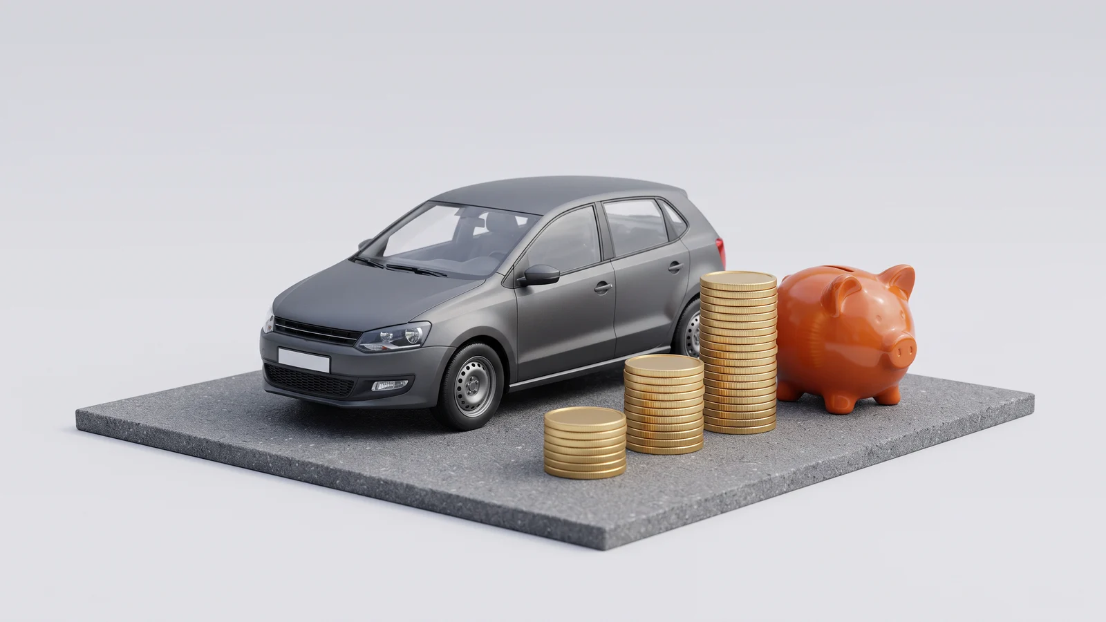 Carro cinza em miniatura ao lado de três pilhas de moedas douradas e de um cofrinho laranja em forma de porquinho.