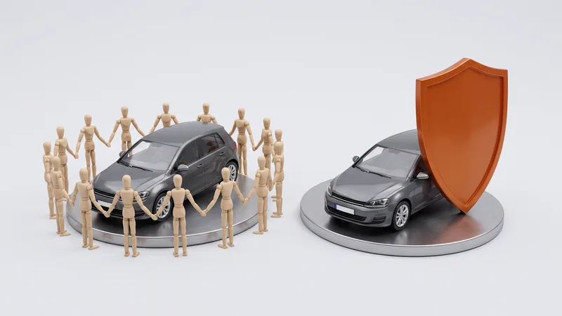 Dois carros iguais em miniatura: um cercado por bonecos de madeira de mãos dadas e o outro com um grande escudo laranja.